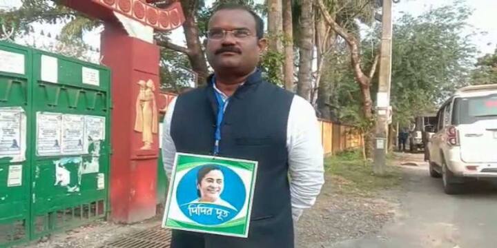 কোচবিহারের ১৬ নম্বর ওয়ার্ডেই মমতা বন্দ্যোপাধ্যায়ের ছবি গলায় মালা করে পরে দাঁড়িয়ে তৃণমূল প্রার্থী।