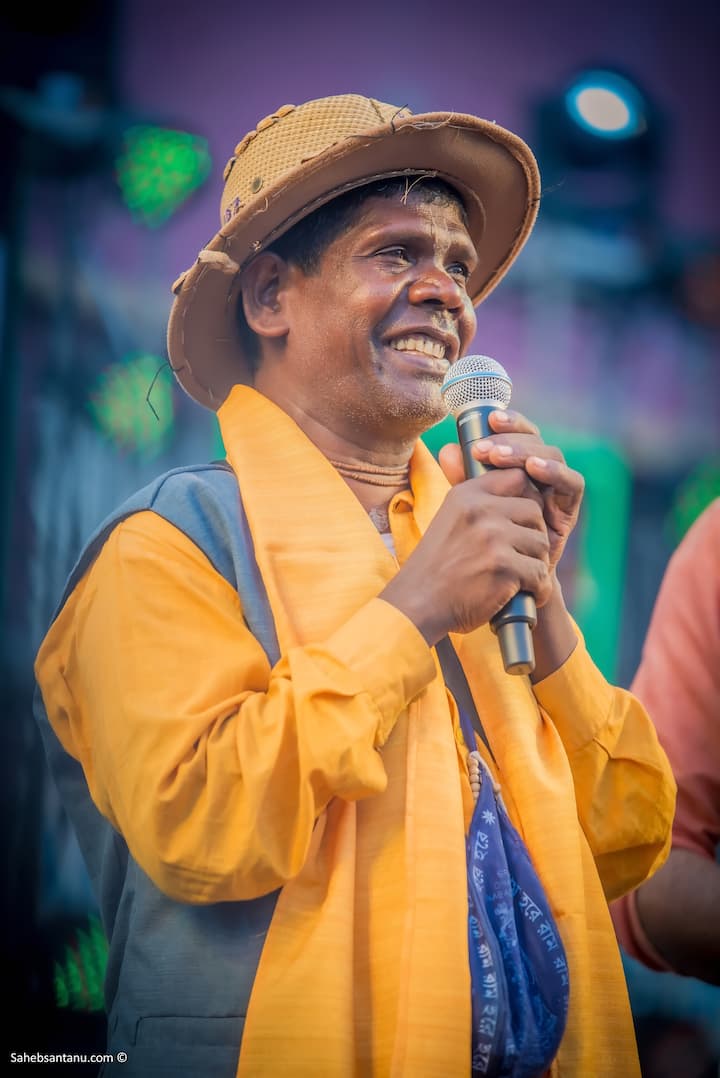 হলুদ পাঞ্জাবী আর উত্তরীয়তে সেজে 'কাঁচা বাদাম' গাইলেন ভুবন। জমে উঠল মঞ্চ।