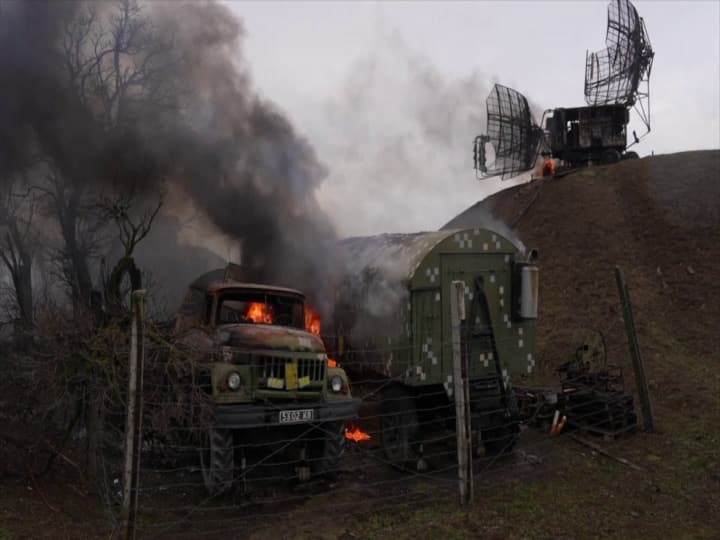 Ukraine-Russia War: वॉर के चौथे दिन भी जारी है यू्क्रेन पर हमले, रूस का दावा- सेना ने घेरे दो बड़े शहर
