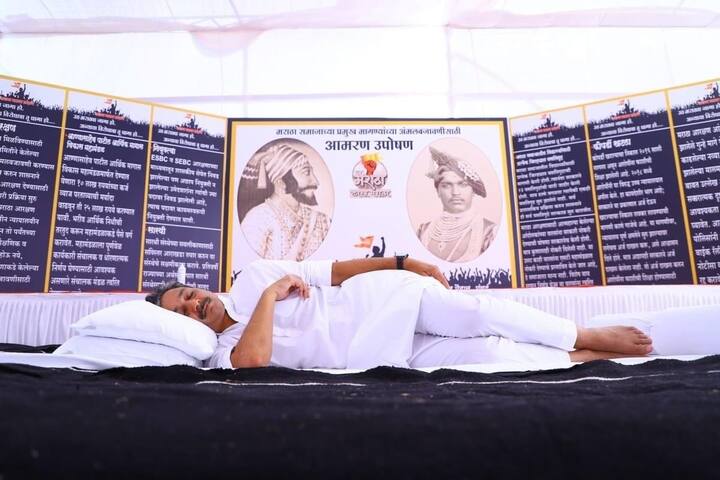 संभाजीराजेंना पाठिंबा देण्यासाठी अनेक ठिकाणाहून मोठ्या संख्येने कार्यकर्ते मुंबईत दाखल झाले आहेत. त्या कार्यकर्त्यांनी आझाद मैदानातच पहिल्या रात्रीचा मुक्काम केला.