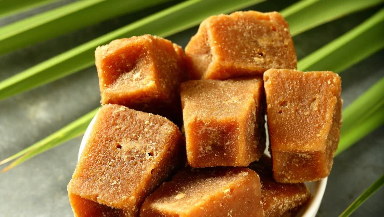 Eat jaggery on an empty stomach in the morning ਸਵੇਰੇ ਖਾਲੀ ਪੇਟ ਗੁੜ ਖਾਣ ਦਾ ਵੇਖੋ ਕਾਮਲ, ਇਨ੍ਹਾਂ ਸਮੱਸਿਆਵਾਂ ਤੋਂ ਮਿਲੇਗਾ ਛੁਟਕਾਰਾ