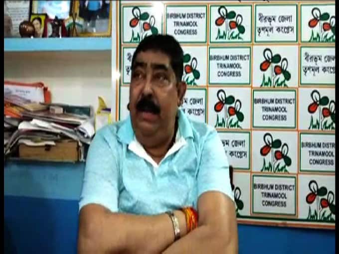 ভোটে হিংসার অভিযোগ খারিজ করে অনুব্রত বলেন, ‘সামান্য কি একটা হয়েছে, ধরলে চলবে। ১০৮টি পুরসভায় দু-একটা ঘটনা দেখলে হবে না। কার দোষ, কে দোষী নয়, না দেখে বলা উচিত নয়। হঠাৎ কাউকে দোষী বলে দেওয়া উচিত নয়।’
