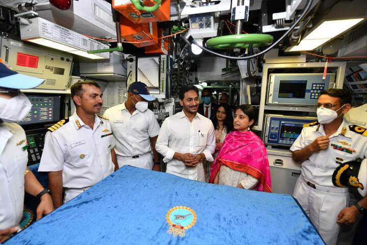 జలాంతర్గామి ఐఎన్ఎస్ వేలాలో సీఎం జగన్ దంపతులు