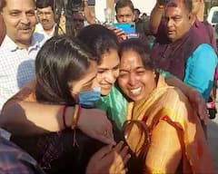 Video : યુક્રેનથી દીકરી સુરત પરત ફરતાં માતા સહિત પરિવાર થયો ભાવુક, મેયર હેમાલીબેન પણ આંસુ રોકી ન શક્યા