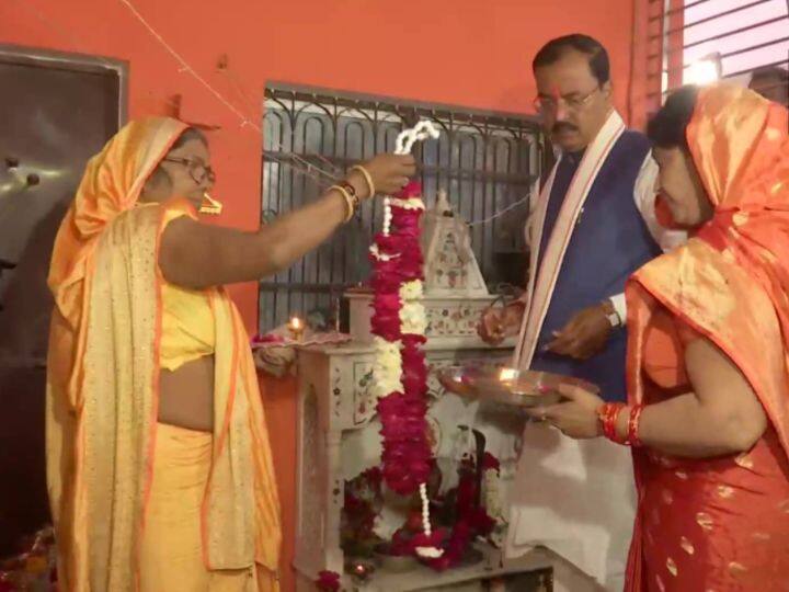 यूपी चुनाव में आज पांचवें चरण के अंतर्गत वोटिंग हो रही है. पांचवें चरण में सुल्तानपुर, चित्रकूट, प्रतापगढ़, कौशांबी, प्रयागराज, बाराबंकी, अयोध्या, बहराइच, श्रावस्ती, गोंडा, अमेठी और रायबरेली जिले में मतदान हो रहा है.