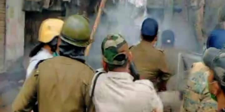 মুর্শিদাবাদের ধুলিয়ানে গণ্ডগোল প্রসঙ্গে অনুব্রতর কটাক্ষ, ‘মুর্শিদাবাদে একটু না হলে ভাল লাগবে! জায়গাটার নাম মুর্শিদাবাদ। সিরাজের জায়গা। ওখানে বরাবরই একটা যুদ্ধ-যুদ্ধ ব্যাপার। এখন যেমন যুদ্ধ চলছে, রাশিয়া বনাম ইউক্রেন। মুর্শিদাবাদেও তেমনই তরবারি নিয়ে ব্যাপার ছিল সিরাজের।’