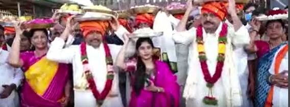Srisailam MahaShivratri Brahmotsavalu: పట్టువస్త్రాలు సమర్పించిన Minister Vellampalli | ABP Desam