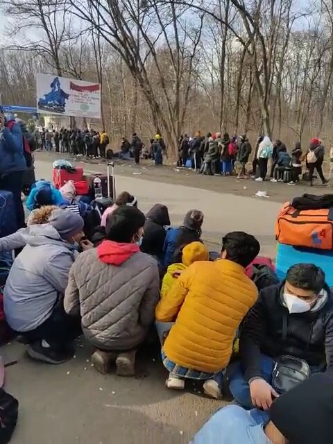 Russia Ukraine War: પોલેન્ડ બોર્ડર પર 800થી વધુ વિદ્યાર્થીઓ ફસાયા, એરલિફ્ટ માટે જોઇ રહ્યા છે રાહ, જુઓ કેવો છે માહોલ?