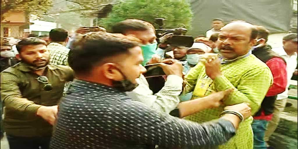 WB Municipal Elections 2022 North 24 Pargana Independent Candidate Attacked beaten In North Barrackpore Municipality WB Municipal Elections : একদা তৃণমূল, অধুনা নির্দল প্রার্থীকে বেধড়ক মার ! উত্তর ব্যারাকপুরে ধুন্ধুমার