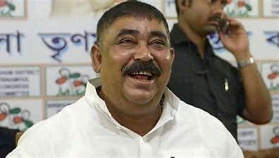 অনুব্রতর দাবি, ‘মমতা বন্দ্যোপাধ্যায়ের উন্নয়নের ভোট। আমার মনে হয়, উন্নয়ন শেষ হয়ে গেছে। নতুন করে আর কোনও উন্নয়ন করার নেই। এবার মানুষ যা বলবে, পুরসভার চেয়ারম্যানরা সেটা করে দেবে।’