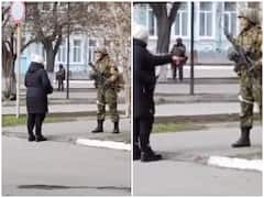 हथियारबंद रूसी सैनिक से भिड़ गई यूक्रेन की महिला, बोली- तुम लोग हमारी जमीन पर क्या कर रहे हो?