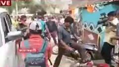 WB Municipal Election 2022: কামারহাটির ২৯ নম্বর ওয়ার্ডে দুষ্কৃতী তাণ্ডব, বাইক-গাড়ি ভাঙচুর উত্তেজিত জনতার | Bangla News