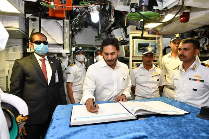 విజిటర్స్ బుక్ లో మేసెజ్ రాస్తున్న సీఎం జగన్