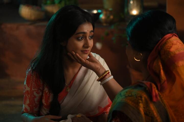 কালীপুজোর রাতে একটা বাস দুর্ঘটনা। পুড়ে ঝলসে গিয়েছেন বাসের সমস্ত যাত্রীরা। কেবল বেঁচে গিয়েছিল একরত্তি এক শিশু কন্যা।