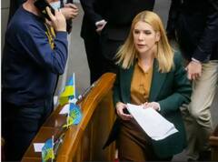 ਦੇਸ਼ ਦੀ ਰੱਖਿਆ ਲਈ ਯੂਕਰੇਨ ਦੀ ਮਹਿਲਾ MP ਚੁੱਕੇ ਹਥਿਆਰ, ਡਟ ਕੇ ਕਰੇਗੀ ਰੂਸ ਦਾ ਸਾਹਮਣਾ