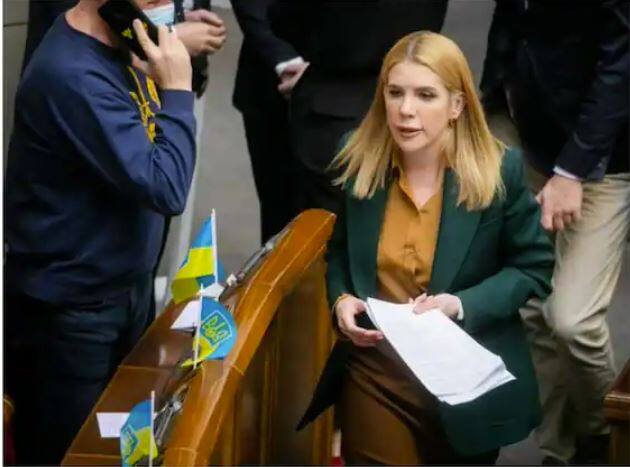 Russia Ukraine War : ਰੂਸ ਨਾਲ ਚੱਲ ਰਹੀ ਜੰਗ ਦਰਮਿਆਨ ਯੂਕਰੇਨ ਦੀ ਮਹਿਲਾ ਸੰਸਦ ਮੈਂਬਰ ਕਿਰਾ ਰੂਡਿਕ ਅਚਾਨਕ ਚਰਚਾ ਦੇ ਕੇਂਦਰ ਵਿੱਚ ਆ ਗਈ ਹੈ। ਸੋਸ਼ਲ ਮੀਡੀਆ 'ਤੇ ਉਸ ਦੀ ਇਕ ਤਸਵੀਰ ਤੇਜ਼ੀ ਨਾਲ ਵਾਇਰਲ ਹੋ ਰਹੀ ਹੈ, ਜਿਸ 'ਚ ਉਹ ਬੰਦੂਕ ਫੜੀ ਨਜ਼ਰ ਆ ਰਹੀ ਹੈ।
