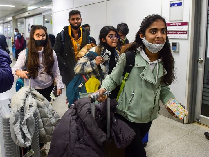 Russia Ukraine War Poland allowing Indian evacuees from Ukraine to enter without visa says Ambassador Burakowski यूक्रेन में फंसे भारतीय छात्रों को पोलैंड में बिना वीजा के एंट्री, वतन वापसी के लिए उड़ानें बढ़ाएगा भारत