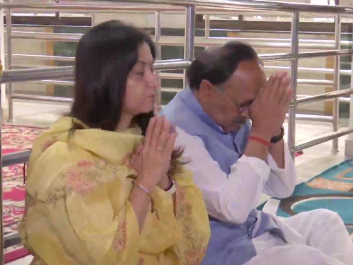 पांचवें चरण के मतदान से पहले यूपी सरकार में मंत्री सिद्धार्थ नाथ सिंह अपने परिवार के साथ प्रयागराज के साईं बाबा मंदिर में पहुंचे. साईं बाबा मंदिर में उन्होंने पूजा-अर्चना की.