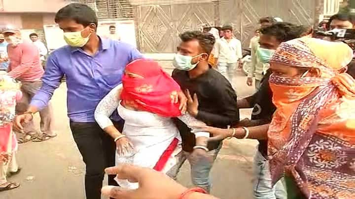 উত্তর দমদম পুরসভার ৩১ নম্বর ওয়ার্ডের আলিপুর এলাকায় সিপিএম প্রার্থী শিবশঙ্কর ঘোষকে রাস্তায় ফেলে মারধরের অভিযোগ তৃণমূলের বিরুদ্ধে। ভোটারদেরও মারধর করা হয় বলে অভিযোগ। তৃণমূলের প্রতিক্রিয়া মেলেনি।