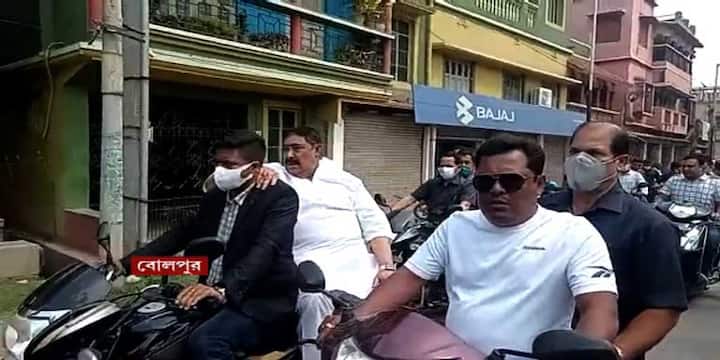 বিজেপি রাজ্য সভাপতি বলেছেন, গণতন্ত্র হত্যা করা হয়েছে। এ প্রসঙ্গ অনুব্রতর কটাক্ষ, ‘ও পাগলের মতো কথা বলছে। ও নিজেই গণতন্ত্র সম্বন্ধে কিছু জানে না। গণতন্ত্র হত্যা কেমন হল, সেটা তো ত্রিপুরায় দেখাল।’