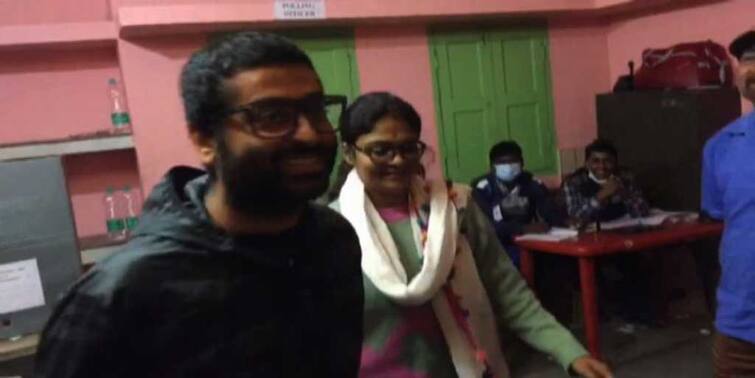 WB Municipal Poll 2022: Arijit Singh and his wife cast their vote in Ziaganj of Murshidabad WB Municipal Poll 2022: মুর্শিদাবাদের জিয়াগঞ্জে সস্ত্রীক ভোট দিলেন অরিজিৎ সিংহ