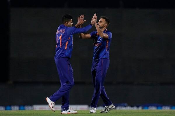 পাহাড়ঘেরা ধর্মশালায় প্রবল ঠাণ্ডা। সঙ্গে স্যাঁতস্যাঁতে আবহাওয়া। বৃষ্টির ভ্রুকুটি। মনে করা হয়েছিল, রোহিত শর্মাদের (Rohit Sharma) সামনে হয়তো কঠিন পরীক্ষা অপেক্ষা করে রয়েছে।