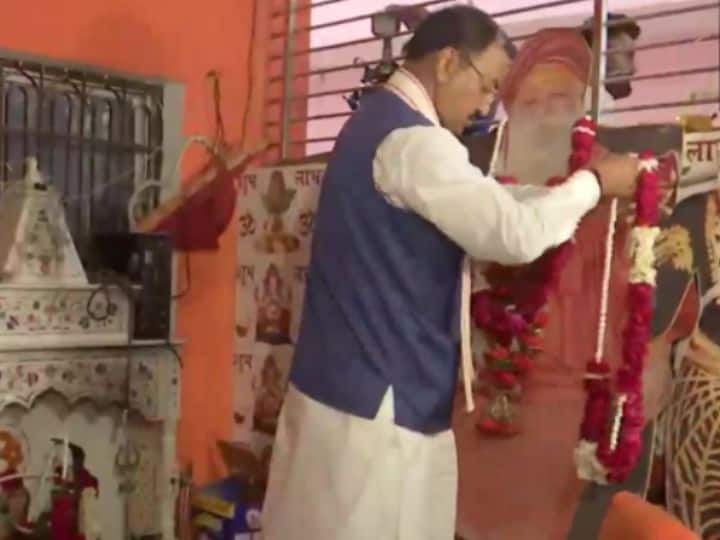 उत्तर प्रदेश के डिप्टी सीएम केशव प्रसाद मौर्य ने 5वें चरण के मतदान के बीच कौशाम्बी में अपने आवास पर पूजा की. उन्हें बीजेपी ने सिराथू विधानसभा सीट से अपना उम्मीदवार बनाया हैं.