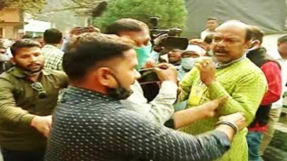 WB Municipal Election 2022 : বুথ জ্যামের প্রতিবাদ, উত্তর ব্যারাকপুরের নির্দল প্রার্থীকে 'মারধর'।Bangla News