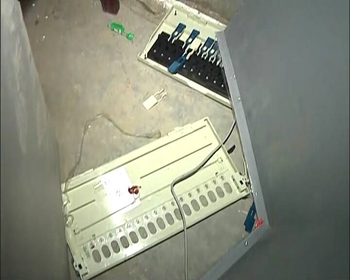 রাজপুর-সোনারপুর পুরসভার ১৭ নম্বর ওয়ার্ডের আরও ২টি জায়গায় ভাঙা হল ইভিএম। বৈকুণ্ঠপুর সারদা বিদ্যাপীঠ ও রাজপুর হরকালী বিদ্যাপীঠে ইভিএম ভাঙচুরের অভিযোগ উঠল বহিরাগতদের বিরুদ্ধে। এজেন্টদের মারধরও করা হয় বলে অভিযোগ। তৃণমূলের প্রতিক্রিয়া এখনও মেলেনি।