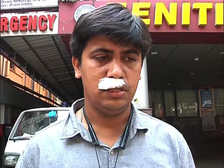 ঠোঁটে গভীর ক্ষত! গল গল করে রক্ত ঝরছে! গালের ডান পাশে কেটে গেছে!