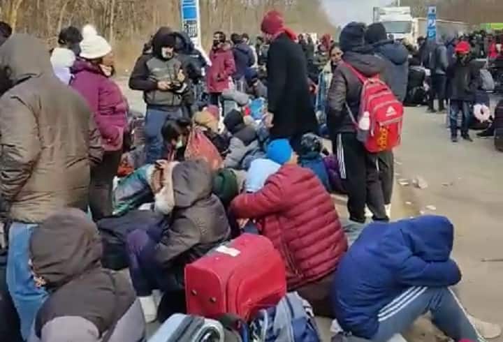 Russia Ukraine War:  More then 800 students at pollend boarder, waiting of airlift Russia Ukraine War: પોલેન્ડ બોર્ડર પર 800થી વધુ વિદ્યાર્થીઓ ફસાયા, એરલિફ્ટ માટે જોઇ રહ્યા છે રાહ, જુઓ કેવો છે માહોલ?