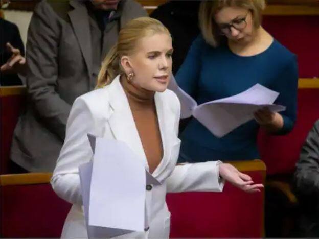 ਯੂਕਰੇਨ ਵਿੱਚ ਐਮਪੀ ਦੇ ਅਹੁਦੇ ਲਈ ਚੁਣੇ ਜਾਣ ਤੋਂ ਪਹਿਲਾਂ, ਕਿਰਾ ਰੂਡਿਕ ਐਮਾਜ਼ਾਨ ਔਨਲਾਈਨ ਸ਼ਾਪਿੰਗ ਪਲੇਟਫਾਰਮ ਰਿੰਗ ਦੇ ਮੁੱਖ ਸੰਚਾਲਨ ਅਧਿਕਾਰੀ ਵਜੋਂ ਵੀ ਕੰਮ ਕਰ ਚੁੱਕੀ ਹੈ।