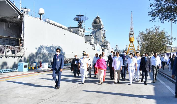 విశాఖ వేదికగా జరుగుతున్న మిలాన్-2022 కార్యక్రమాల్లో ముఖ్యమంత్రి జగన్ మోహన్ రెడ్డి పాల్గొన్నారు. ప్రత్యేక విమానంలో మధ్యాహ్నం విశాఖ చేరుకున్న సీఎం జగన్ నేరుగా తూర్పు నౌకాదళ కేంద్రానికి చేరుకున్నారు.