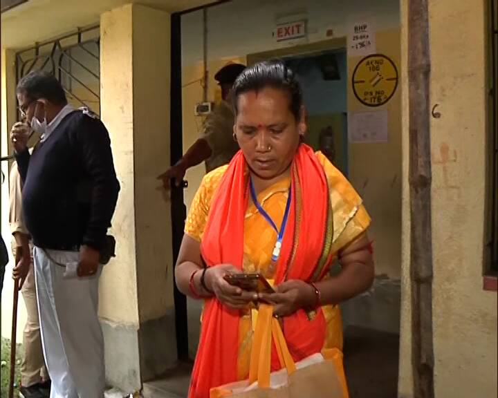 ভাটপাড়া পুরসভার ২৮ নম্বর ওয়ার্ড রাউতা অবৈতনিক প্রাথমিক বিদ্যালয়ে উত্তেজনা। তৃণমূল ও বিজেপি প্রার্থীর সামনেই দু’ পক্ষের কর্মী, সমর্থকদের মধ্যে বচসা বাধে।