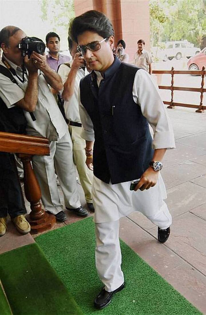 सिंधिया राजपरिवार के ज्योतिरादित्य सिंधिया नरेंद्र मोदी की सरकार में केंद्रीय नागरिक उड्डयन मंत्री हैं. राजनीति में आने से पहले ज्योतिरादित्य सिंधिया ने अमेरिका के स्टैनफोर्ड ग्रेजुएट स्कूल ऑफ बिजनेस से एमबीए का डिग्री कोर्स किया था.