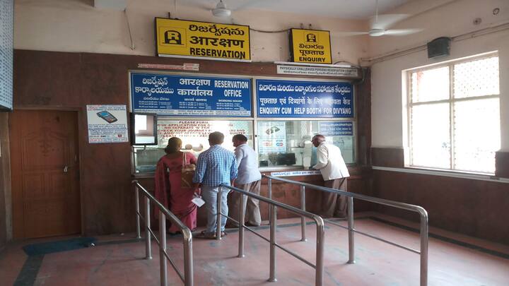 IRCTC ticket refund Indian railways irctc ticket booking irctc ticket refund status IRCTC: यात्रियों के लिए खुशखबरी! चार्ट बनने के बाद कैंसिल किया टिकट तब भी वापस मिलेगा पूरा पैसा, फटाफट जानिए कैसे?