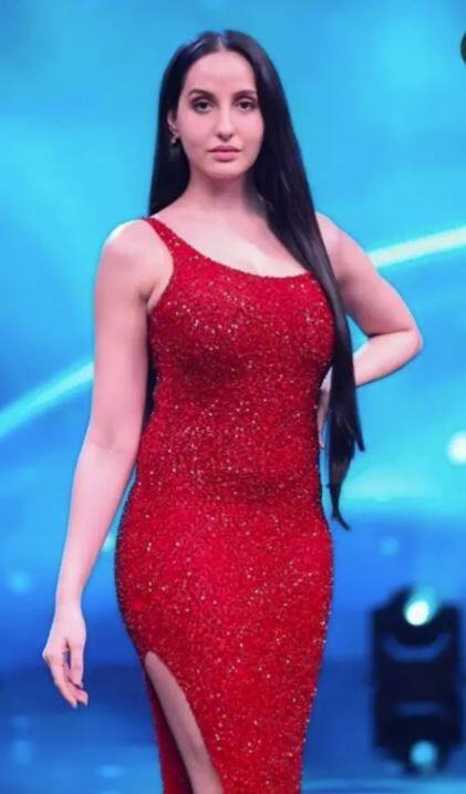 ਅੱਜ ਅਸੀਂ ਤੁਹਾਨੂੰ ਨੌਰਾ ਫਤੇਹੀ ਦੀ ਰੈੱਡ ਕਲਰ ਦੀ ਡਰੈੱਸ 'ਚ ਕੁਝ ਤਸਵੀਰਾਂ ਦਿਖਾ ਰਹੇ ਹਾਂ, ਜਿਸ 'ਚ ਅਭਿਨੇਤਰੀ ਦਾ ਲੁੱਕ ਪ੍ਰਸ਼ੰਸਕਾਂ ਨੂੰ ਦੀਵਾਨਾ ਬਣਾ ਦੇਵੇਗਾ।