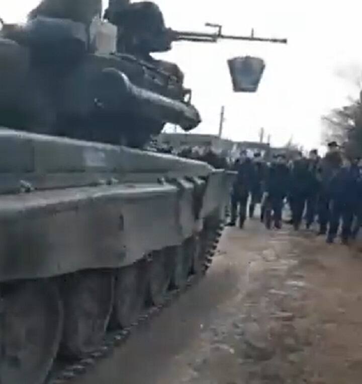 Chernihiv police along with local residents stopped a convoy of Russian tanks Viral Video: ચેર્નિહાઇવ વિસ્તારમાં લોકોએ પોલીસ સાથે મળી રશિયાની ટેન્કોના કાફલાને રોક્યો