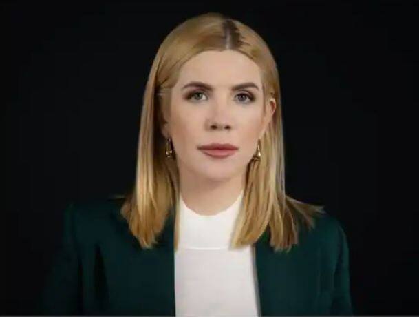 ਰੂਸ ਅਤੇ ਯੂਕਰੇਨ ਵਿਚਾਲੇ ਚੱਲ ਰਹੀ ਜੰਗ ਦੇ ਮੱਦੇਨਜ਼ਰ ਯੂਕਰੇਨ ਦੇ ਰਾਸ਼ਟਰਪਤੀ ਵੋਲੋਦੀਮੀਰ ਜ਼ੇਲੇਨਸਕੀ ਨੇ ਨਾਗਰਿਕਾਂ ਨੂੰ ਦੇਸ਼ ਦੀ ਰੱਖਿਆ ਲਈ ਹਥਿਆਰ ਚੁੱਕਣ ਦੀ ਅਪੀਲ ਕੀਤੀ ਹੈ। ਇਸ ਦੌਰਾਨ ਯੂਕਰੇਨ ਦੀ ਮਹਿਲਾ ਸੰਸਦ ਮੈਂਬਰ ਕਿਰਾ ਰੂਡਿਕ ਹੱਥ ਵਿੱਚ ਬੰਦੂਕ ਫੜੀ ਨਜ਼ਰ ਆ ਰਹੀ ਹੈ।