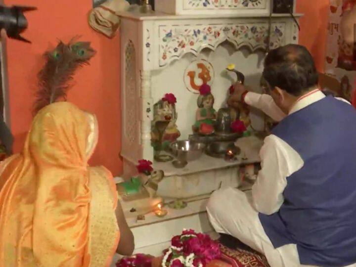 इस दौरान डिप्टी सीएम ने मतदान भी किया. वोट डालने के बाद उन्होंने कहा कि मैं सभी वर्ग के लोगों से अपील करता हूं कि वे घर से निकलें और मतदान करें. हम प्रयागराज में 12 में से 12 सीटें जीत रहे हैं.