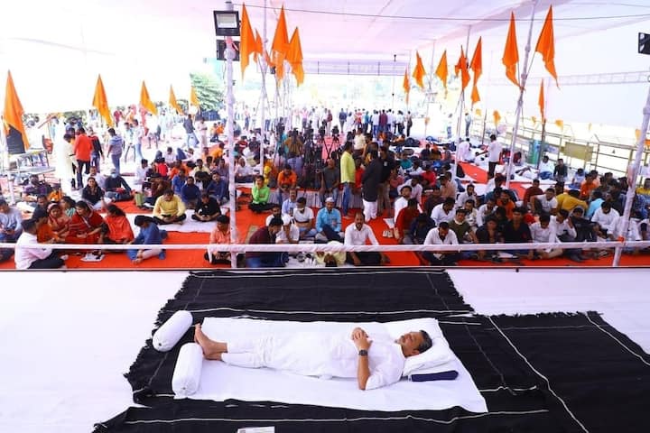 मराठा समाजाच्या प्रमुख मागण्यांची अंमलबजावणी होत नाही तोपर्यंत आझाद मैदान सोडणार नाही, असा निर्धार संभाजीराजेंनी केला आहे.