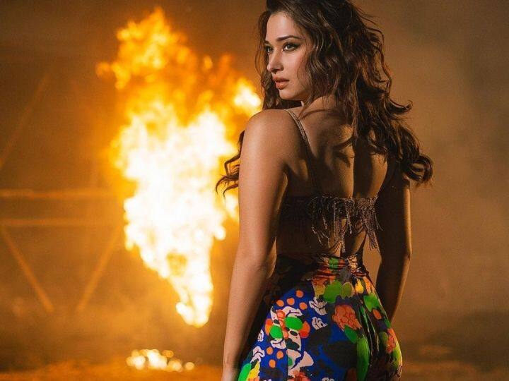 bahubali actress tamanna bhatia glamorous backless look goes viral  Tamanna Bhatia : बाहुबलीची अवंतिका बॅकलेस अवतारात घालतेय धुमाकूळ 