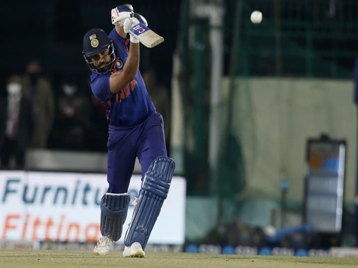 IND vs SL: Rohit set a record in the third T20 match against Sri Lanka IND vs SL: श्रीलंकाविरुद्ध अखेरच्या टी-20 सामन्यात रोहितचा आणखी एक पराक्रम, पाकिस्तानच्या दिग्गज खेळाडूला टाकलं मागं
