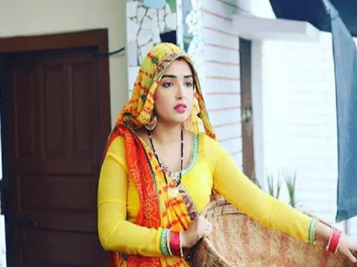 Bhojpuri actress Amrapali Dubey latest video viral on social media Watch: आखिर किससे निगाहें मिलाने से घबरा रही हैं भोजपुरी क्वीन आम्रपाली दुबे!