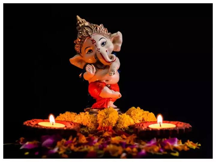 ઘરમાં ગણેશજીની મૂર્તિ એવી રીતે ઘરના મુખ્ય દ્વારની અંદર અને બહાર લગાવો કે બંનેની પીઠ એકબીજા સાથે જોડાયેલી રહે છે. આવુ કરવાથી ઘરમાં ધનની કમી ક્યારેય નથી આવતી તેમજ સદસ્યો વચ્ચે પ્રેમ બની રહે છે.