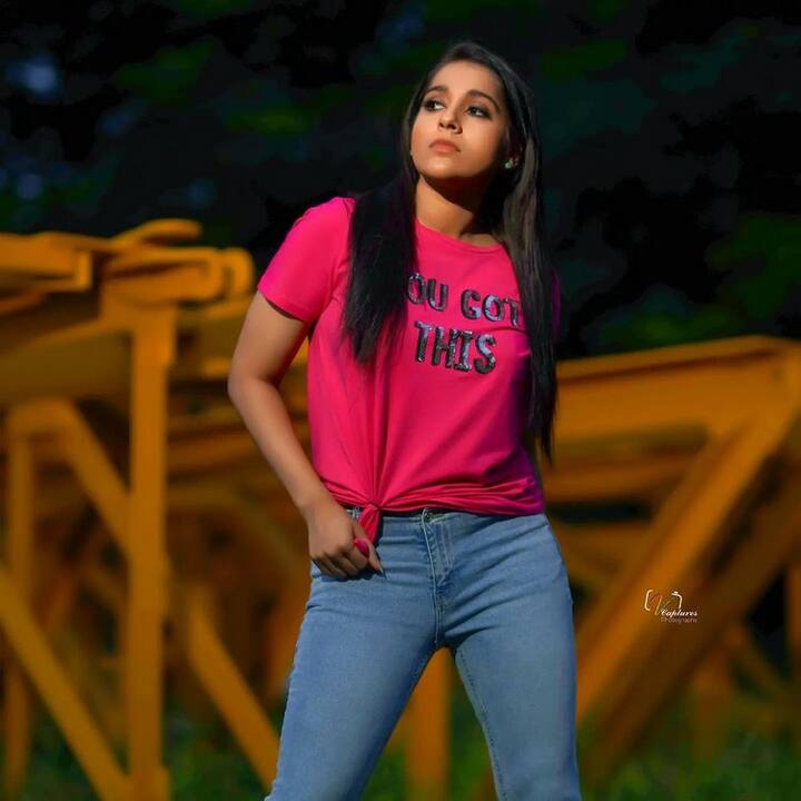 సోషల్ మీడియాలో రష్మీ చాలా యాక్టివ్ గా ఉంటుంది. (Photo Courtesy: Rashmi Gautam Instagram)