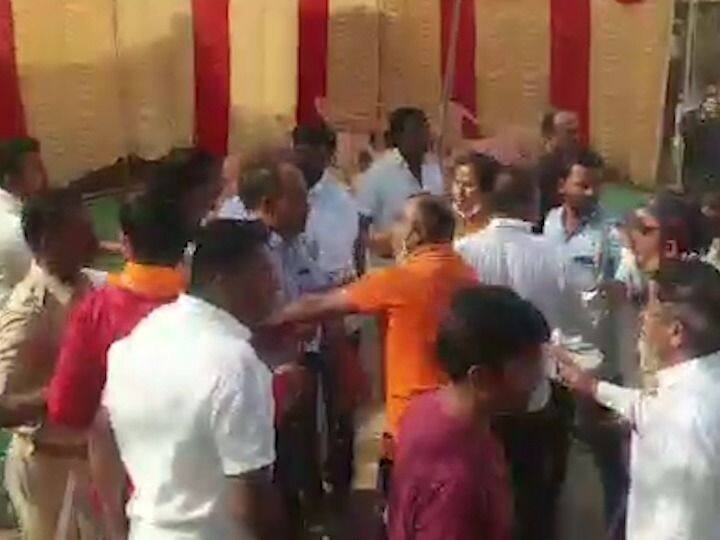 Former MLA ncp Bhamble-bjp Bordikar clash again in Parbhani Parbhani : परभणीच्या जिंतूरात माजी आमदार भांबळे-बोर्डीकर पुन्हा आमनेसामने, मतदान केंद्रावर झटापट