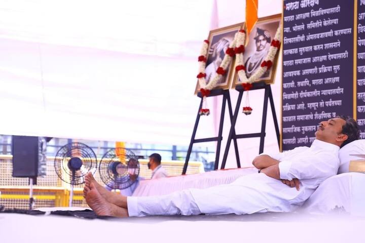 खासदार संभाजीराजे छत्रपती (Sambhijiraje Chhtrapati) हे कालपासून आझाद मैदानावर आमरण उपोषणाला बसले आहेत.