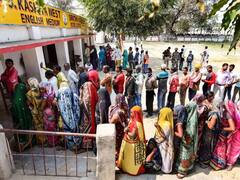 पांचवें चरण में लोगों में दिखा उत्साह, वोटिंग बूथ पर नज़र आई लंबी कतारें, देखें मतदान से जुड़ी 10 तस्वीरें
