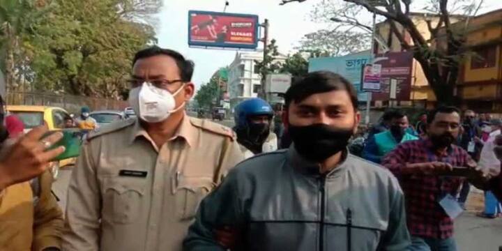 কোচবিহারের ১১ নম্বর ওয়ার্ডের গান্ধীনগর গার্লস স্কুলে কংগ্রেস প্রার্থী রানা ইশোরের এজেন্টের কার্ড ছিনিয়ে বুথ থেকে বের করে দেওয়ার অভিযোগ ওঠে তৃণমূলের বিরুদ্ধে। পরে ওই ওয়ার্ডের ভোটার ও ১৭ নম্বর ওয়ার্ডের তৃণমূল প্রার্থী শুভজিৎ কুণ্ডুর মধ্যস্থতায় কংগ্রেস প্রার্থীর এজেন্টের কার্ড ফেরানো হয়। বুথে ঢুকতে পারেন কংগ্রেসের এজেন্ট।